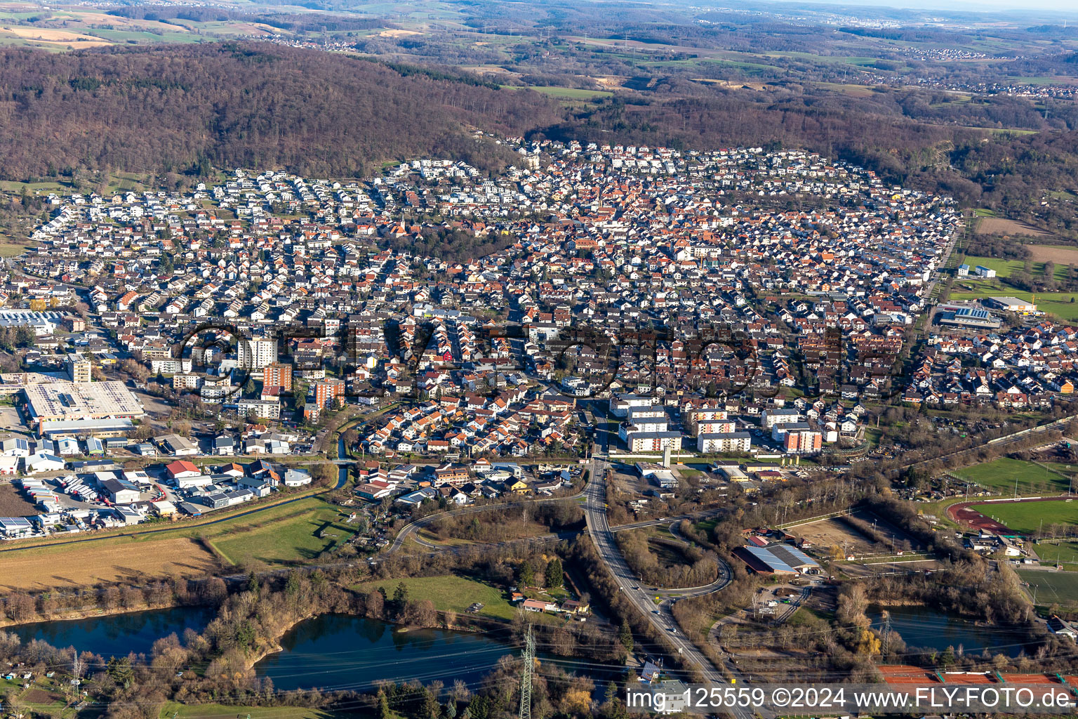 Vue aérienne de Vue des rues et des maisons des quartiers résidentiels à Nußloch dans le département Bade-Wurtemberg, Allemagne