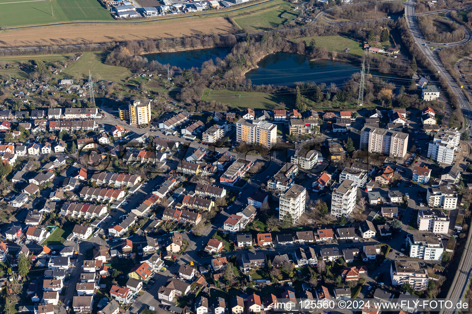 Vue aérienne de Devant le lac de pêche à le quartier Sankt Ilgen in Leimen dans le département Bade-Wurtemberg, Allemagne