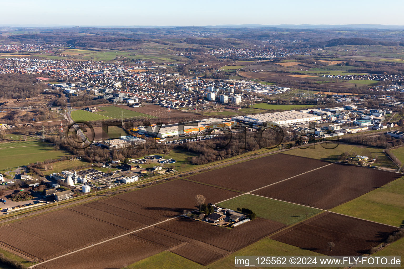 Vue aérienne de Rewe et Weckesser Wohnen à Wiesloch dans le département Bade-Wurtemberg, Allemagne