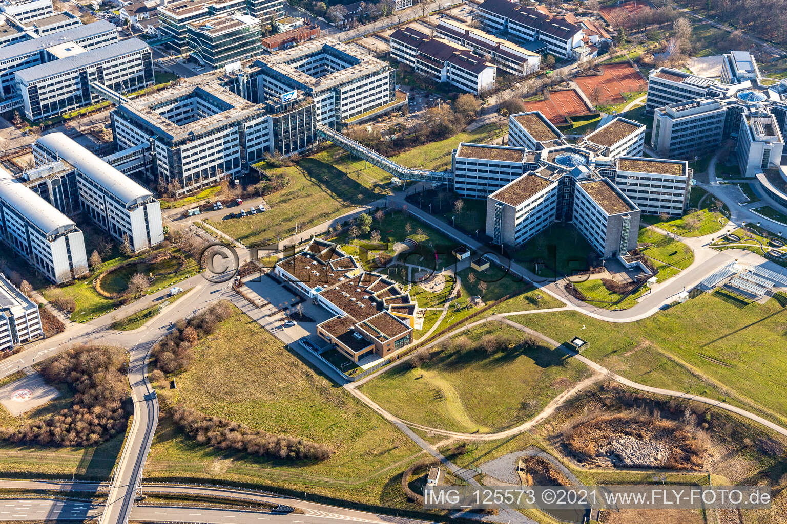 Photographie aérienne de Immeubles de bureaux et commerciaux en forme d'étoile de SAP Deutschland SE & Co. KG en lisière de forêt à Walldorf dans le département Bade-Wurtemberg, Allemagne