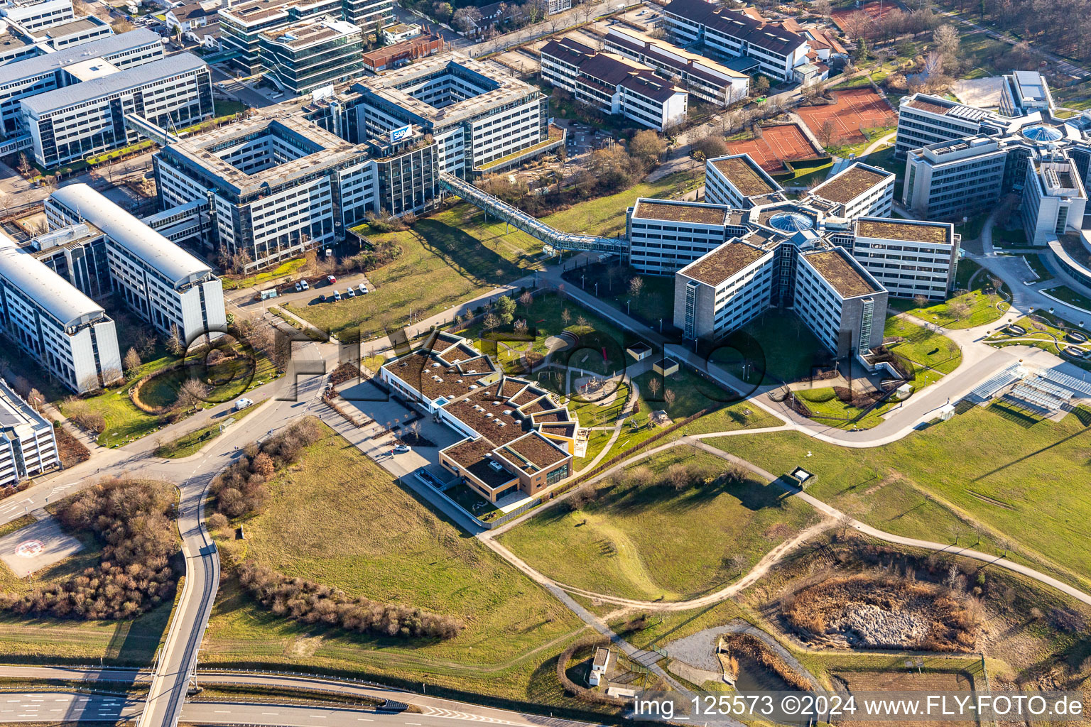 Photographie aérienne de Immeubles de bureaux et commerciaux en forme d'étoile de SAP Deutschland SE & Co. KG en lisière de forêt à Walldorf dans le département Bade-Wurtemberg, Allemagne