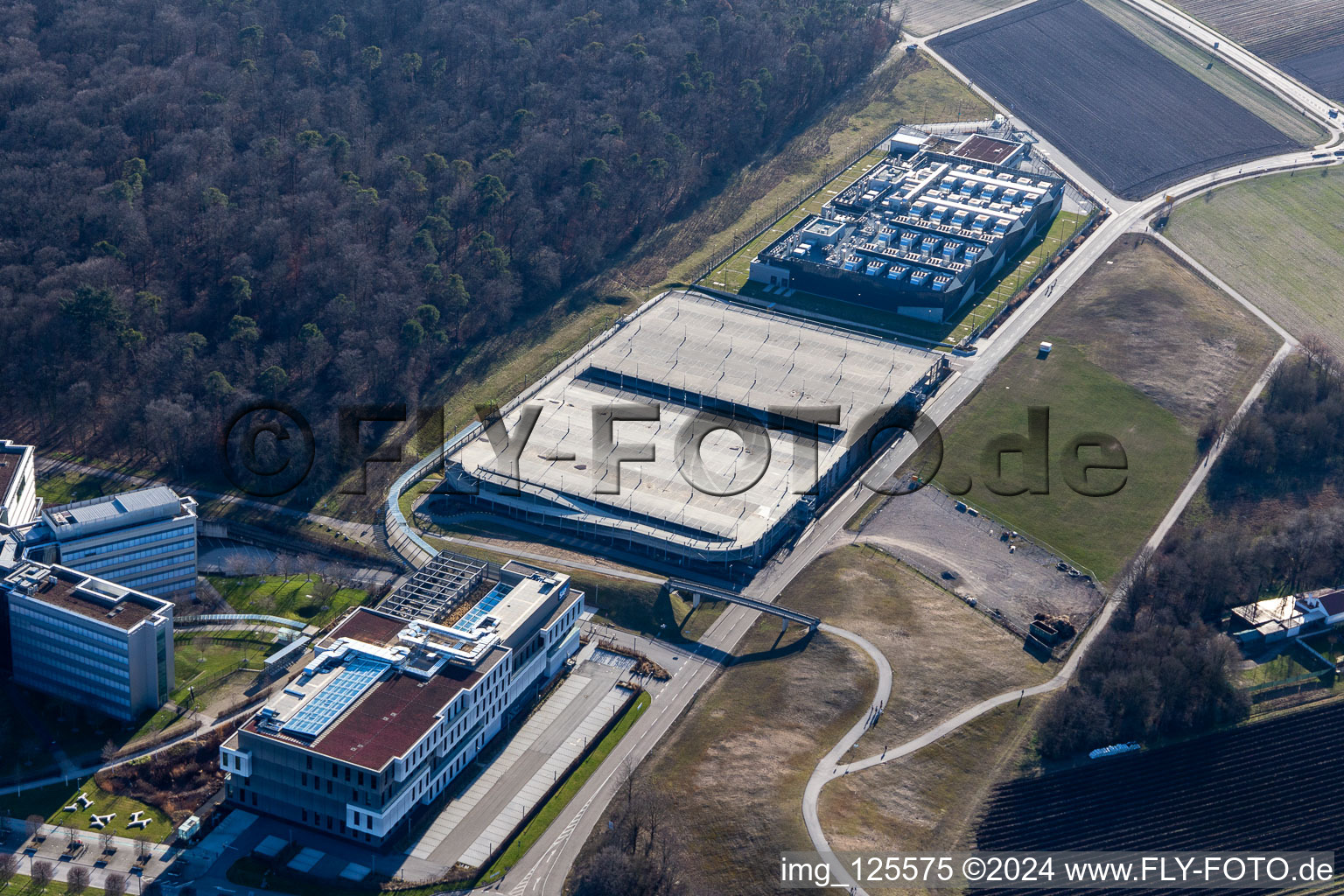 Vue aérienne de Parking sur le parking SAP Deutschland SE & Co. KG, qui a été déserté en raison du verrouillage CORONA à Walldorf dans le département Bade-Wurtemberg, Allemagne