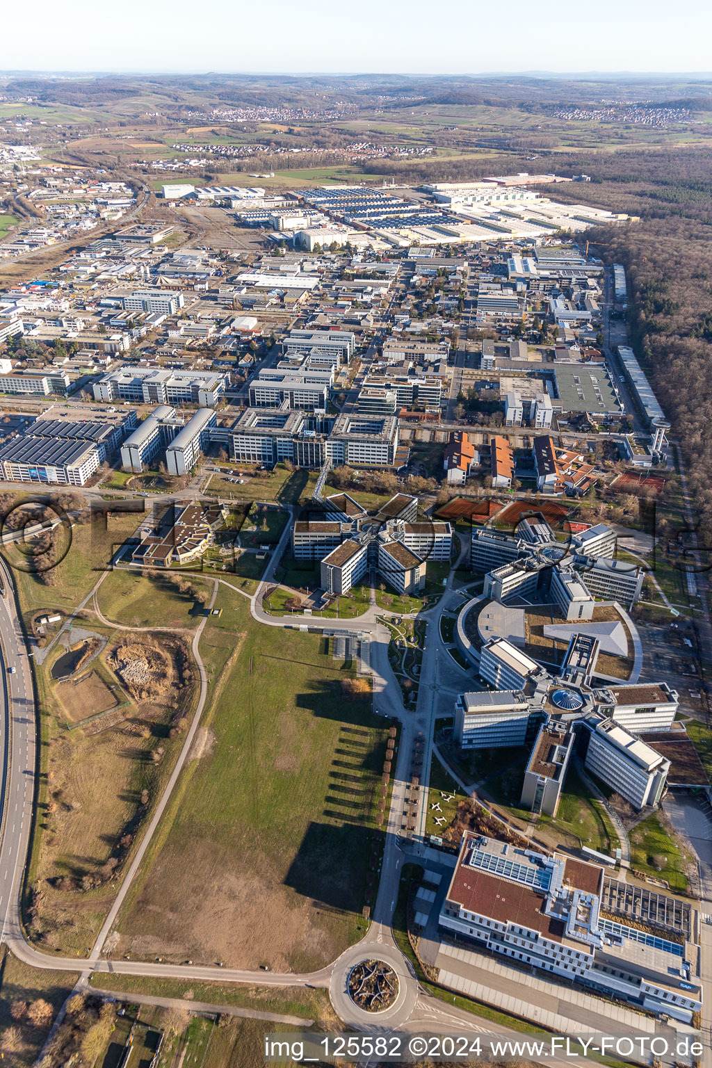 Immeubles de bureaux et commerciaux en forme d'étoile de SAP Deutschland SE & Co. KG en lisière de forêt à Walldorf dans le département Bade-Wurtemberg, Allemagne depuis l'avion