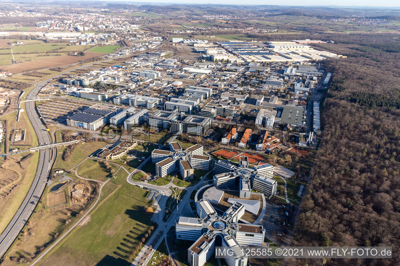 Immeubles de bureaux et commerciaux en forme d'étoile de SAP Deutschland SE & Co. KG en lisière de forêt à Walldorf dans le département Bade-Wurtemberg, Allemagne vue du ciel