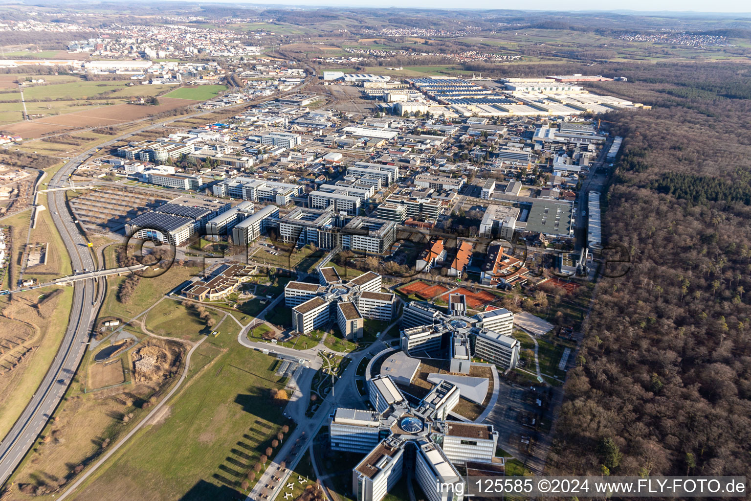 Immeubles de bureaux et commerciaux en forme d'étoile de SAP Deutschland SE & Co. KG en lisière de forêt à Walldorf dans le département Bade-Wurtemberg, Allemagne vue du ciel