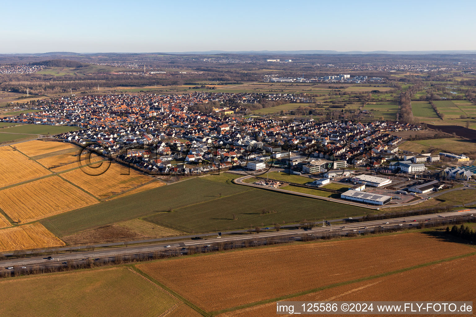 Vue aérienne de Vue de la ville en bordure des champs et zones agricoles de Sankt Leon-Rot à le quartier Rot in St. Leon-Rot dans le département Bade-Wurtemberg, Allemagne