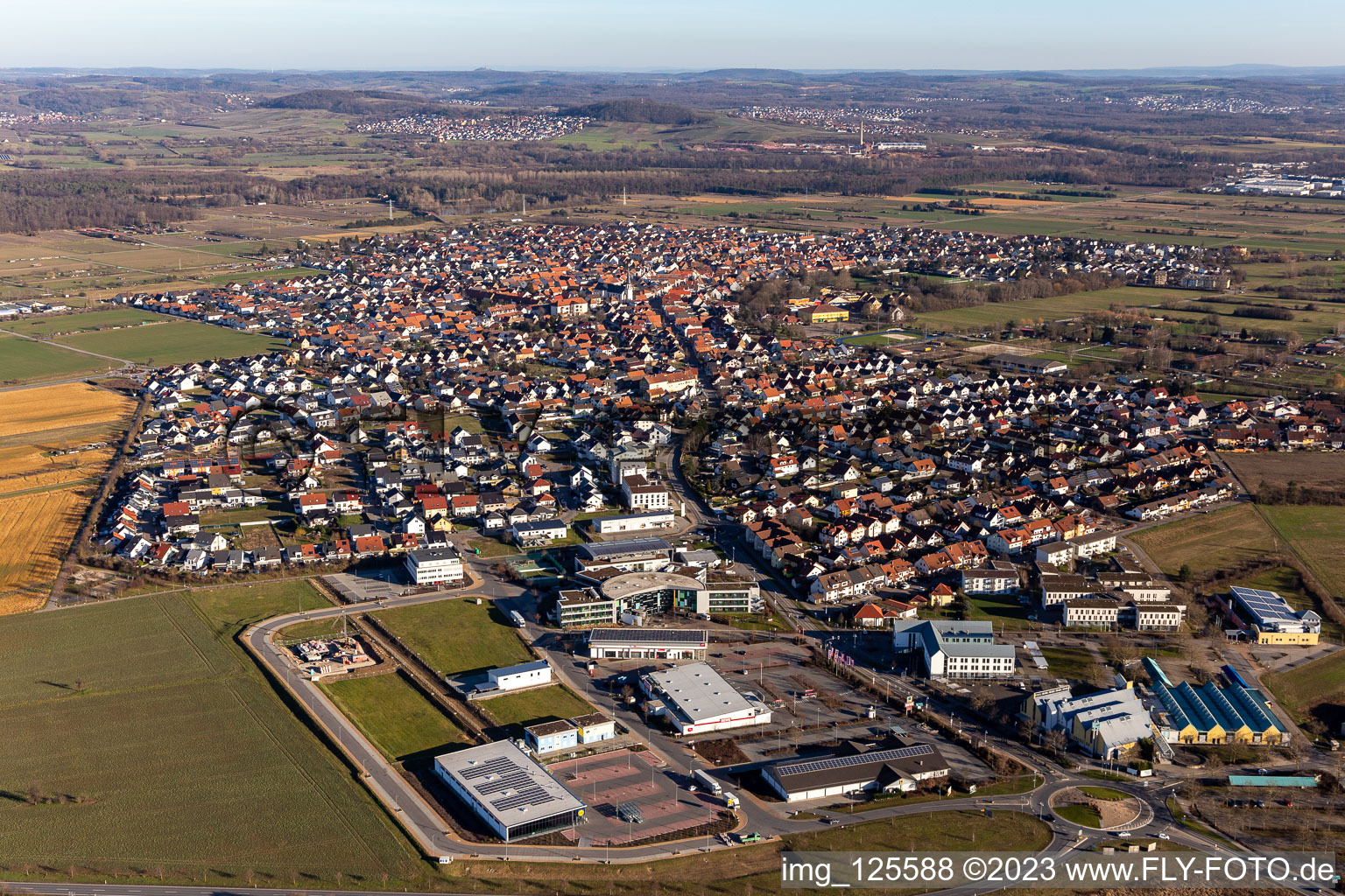 Vue aérienne de Vue de la ville en bordure des champs et zones agricoles de Sankt Leon-Rot à le quartier Rot in St. Leon-Rot dans le département Bade-Wurtemberg, Allemagne
