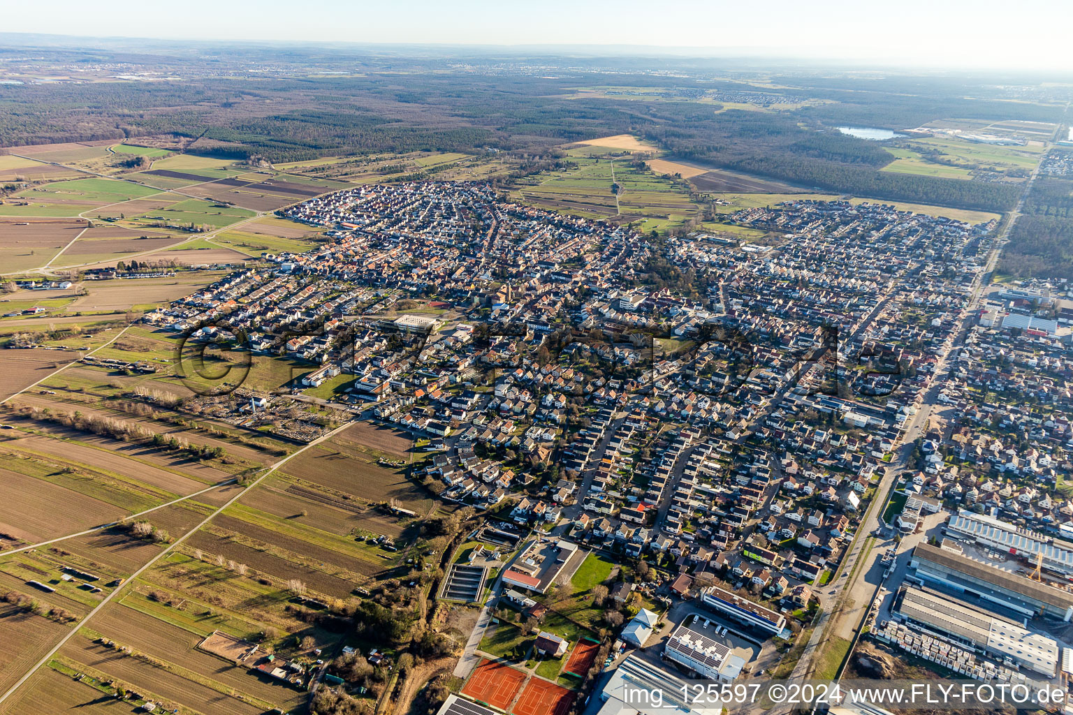 Vue aérienne de Quartier Kirrlach in Waghäusel dans le département Bade-Wurtemberg, Allemagne