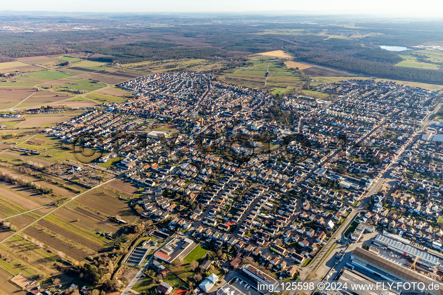 Vue aérienne de Kirrlach à Waghäusel dans le département Bade-Wurtemberg, Allemagne