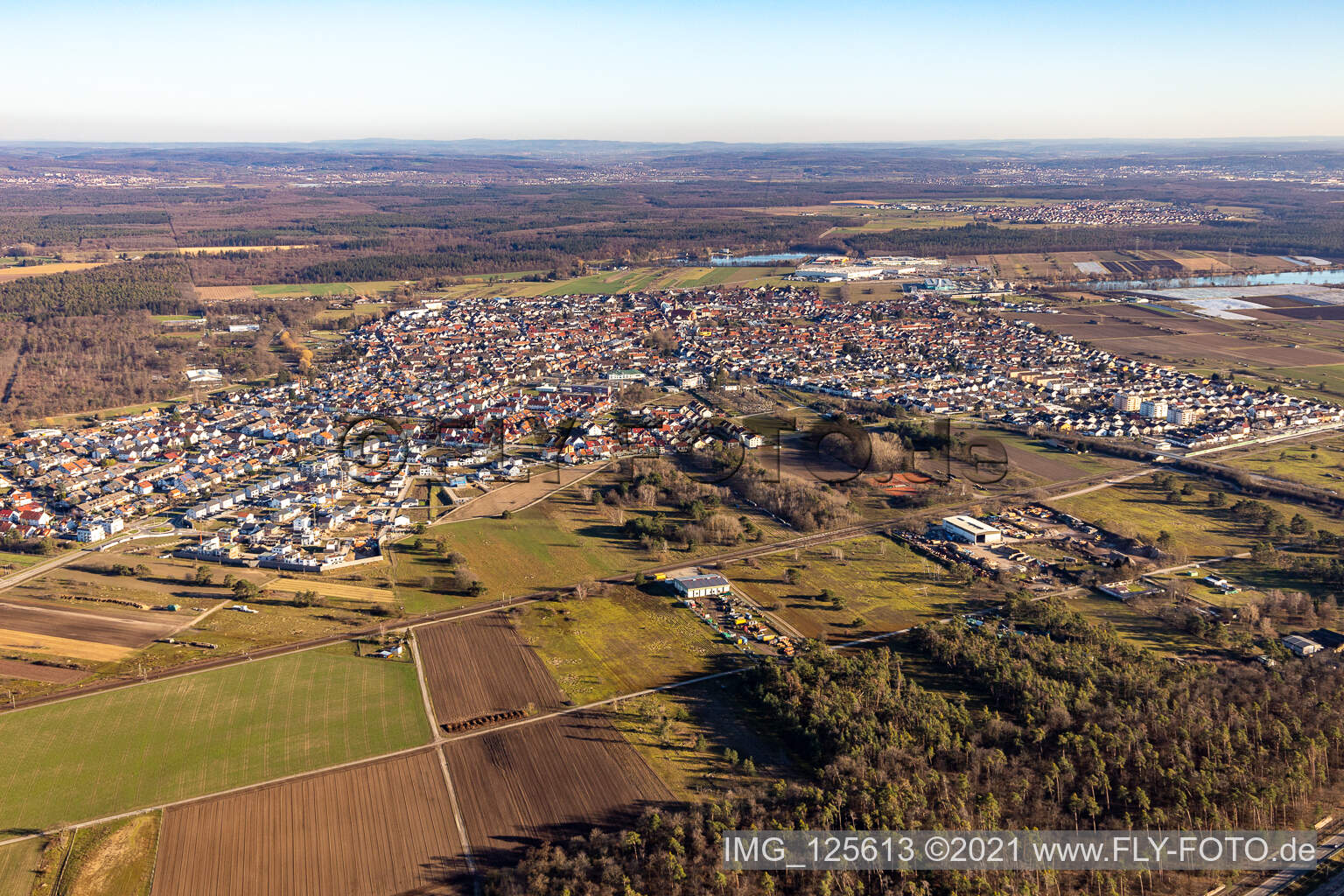 Vue aérienne de Vue de la ville en bordure des champs et zones agricoles du Wiesental à Waghäusel dans le département Bade-Wurtemberg, Allemagne