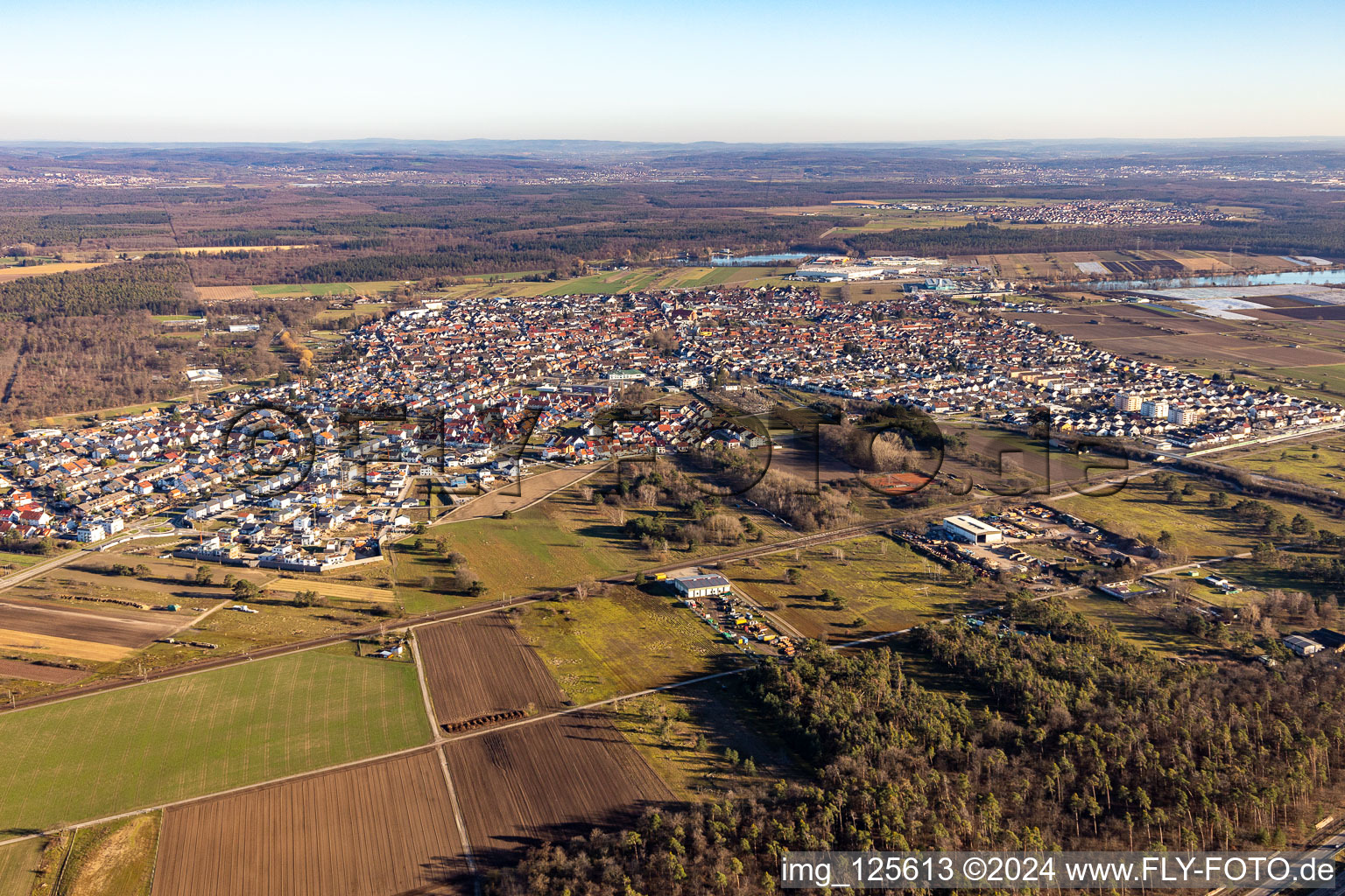 Vue aérienne de Vue de la ville en bordure des champs et zones agricoles du Wiesental à Waghäusel dans le département Bade-Wurtemberg, Allemagne