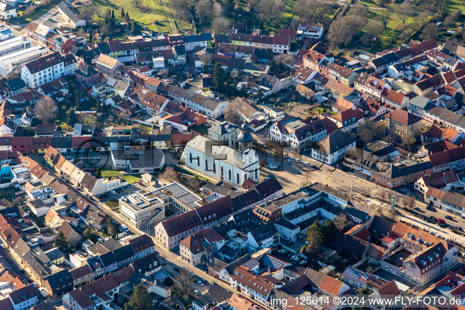 Vue aérienne de Bâtiment de l'église Sainte-Marie dans le vieux centre-ville du centre-ville à Philippsburg dans le département Bade-Wurtemberg, Allemagne