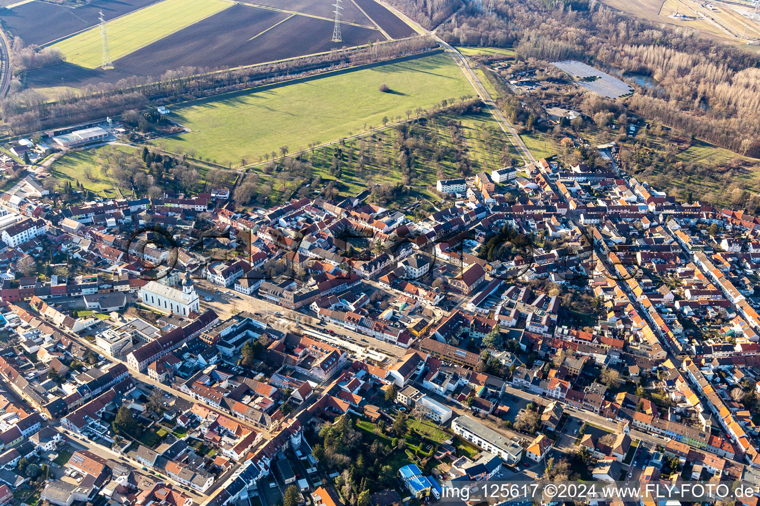 Vue aérienne de Église catholique sur la place du marché à Philippsburg dans le département Bade-Wurtemberg, Allemagne
