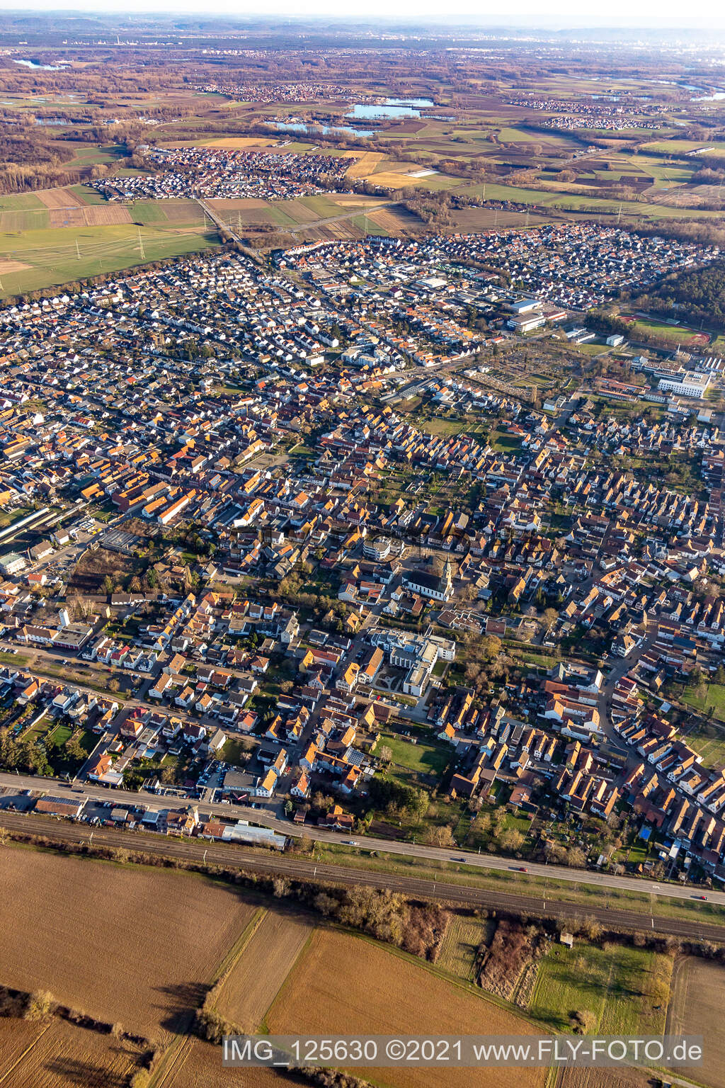 Vue aérienne de Vue des rues et des maisons des quartiers résidentiels à Rülzheim dans le département Rhénanie-Palatinat, Allemagne
