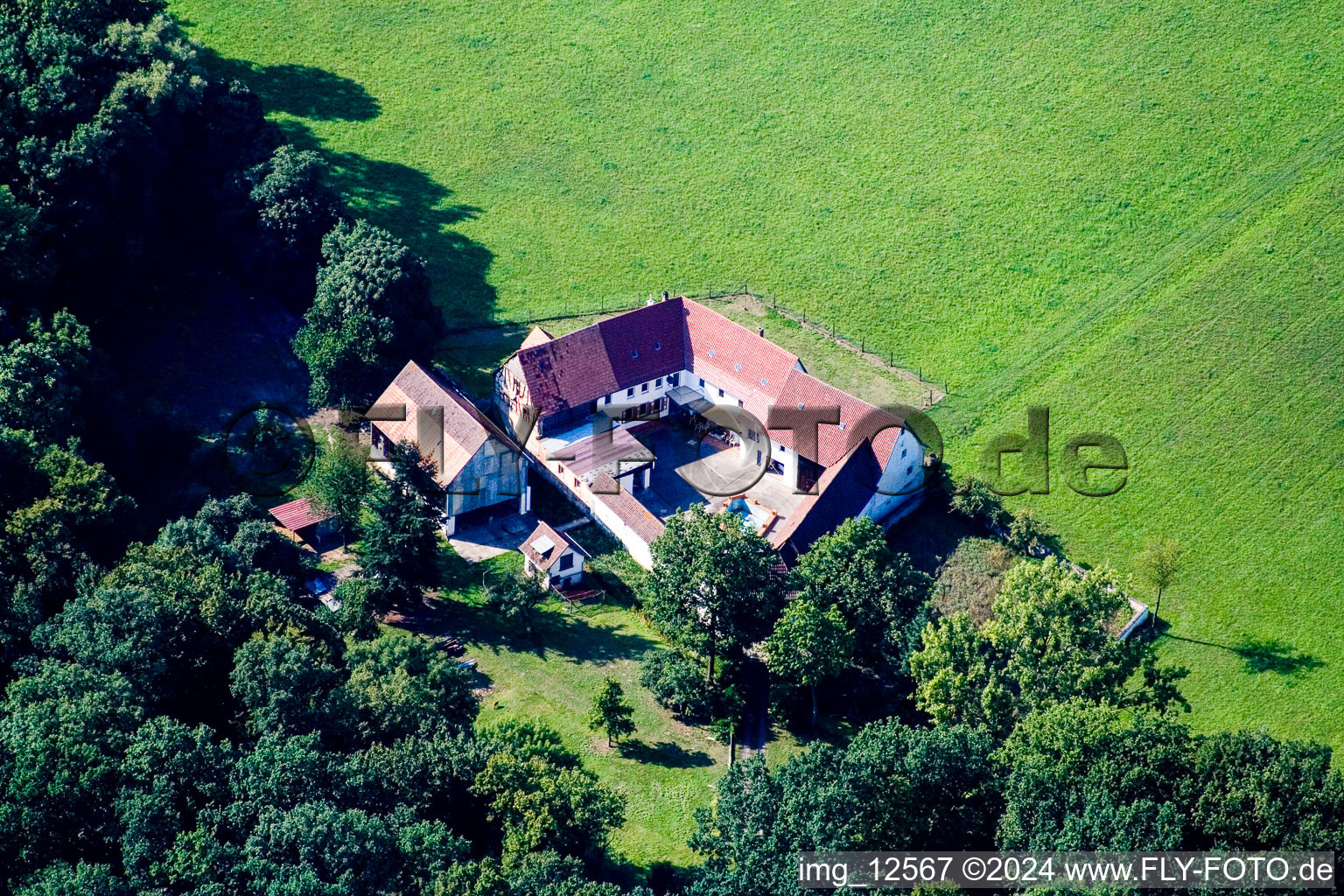 Vue aérienne de Herrenmühle - ferme d'une ferme en bordure de champs cultivés à le quartier Minderslachen in Kandel dans le département Rhénanie-Palatinat, Allemagne