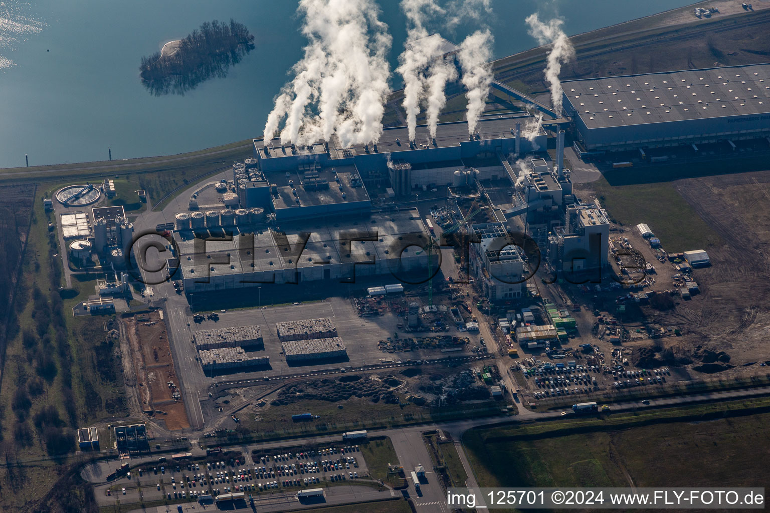 Usine de papier de palme dans la zone industrielle d'Oberwald à Wörth am Rhein dans le département Rhénanie-Palatinat, Allemagne vue d'en haut