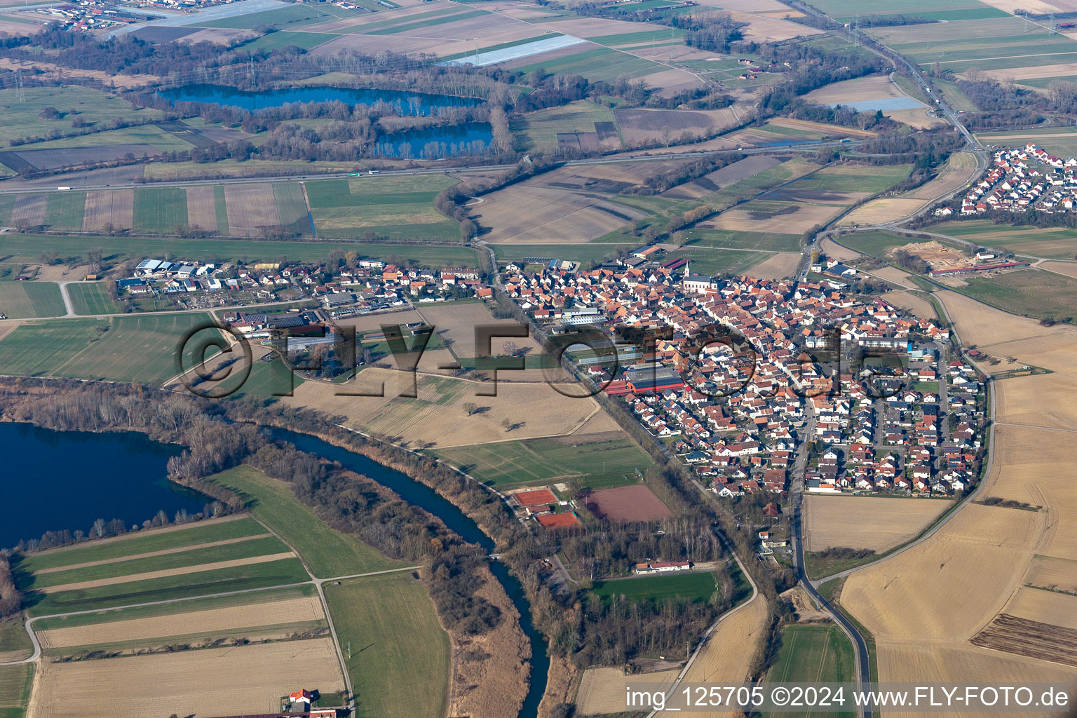 Vue d'oiseau de Neupotz dans le département Rhénanie-Palatinat, Allemagne