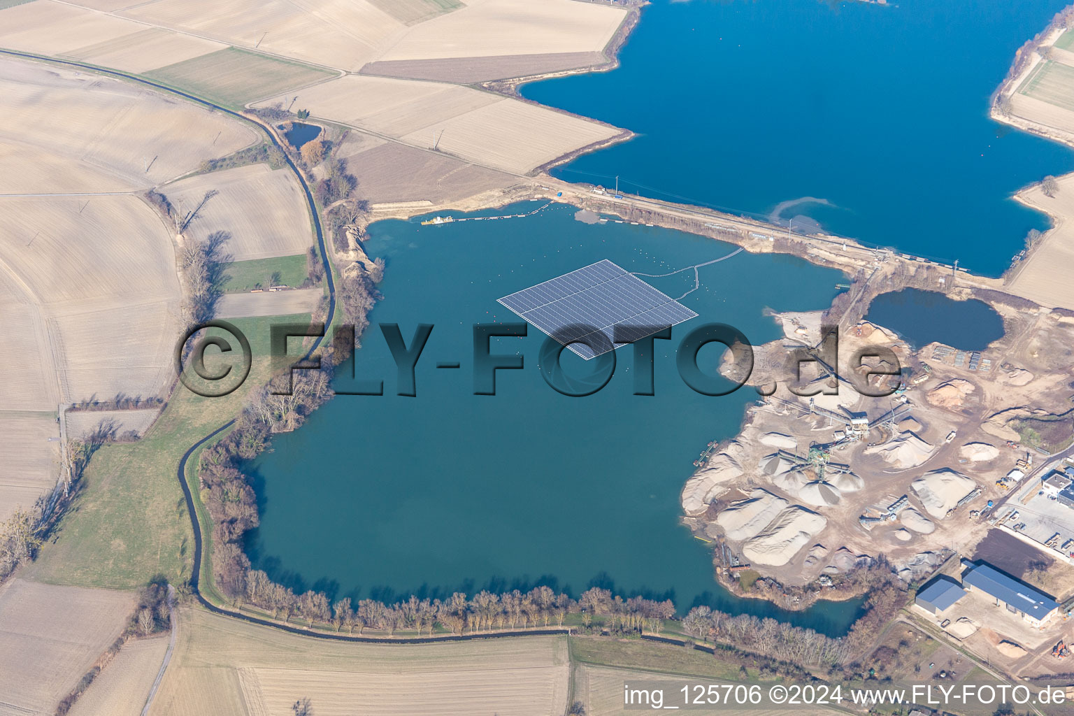 Vue aérienne de Installation photovoltaïque flottante sur le lac de carrière de la gravière Markus Wolf à Leimersheim dans le département Rhénanie-Palatinat, Allemagne