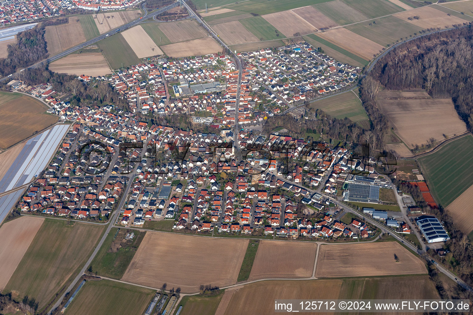 Vue aérienne de Champs agricoles et surfaces utilisables à Kuhardt dans le département Rhénanie-Palatinat, Allemagne