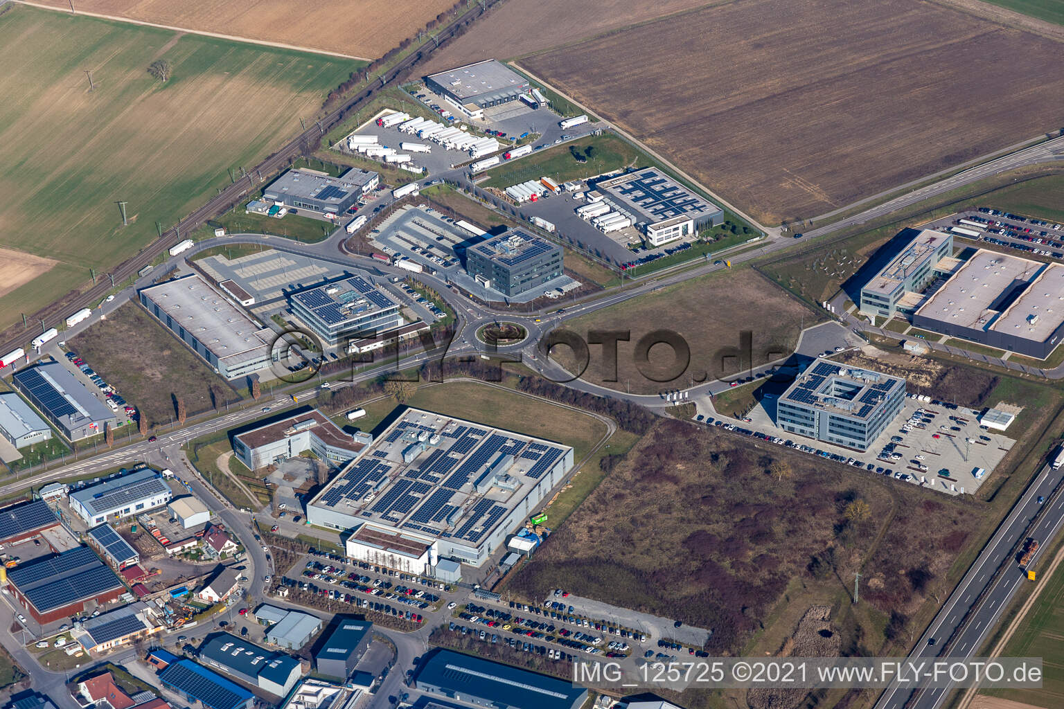 Vue aérienne de Zone industrielle Nord avec ITK Engineering, DBK, MTS Group à Rülzheim dans le département Rhénanie-Palatinat, Allemagne