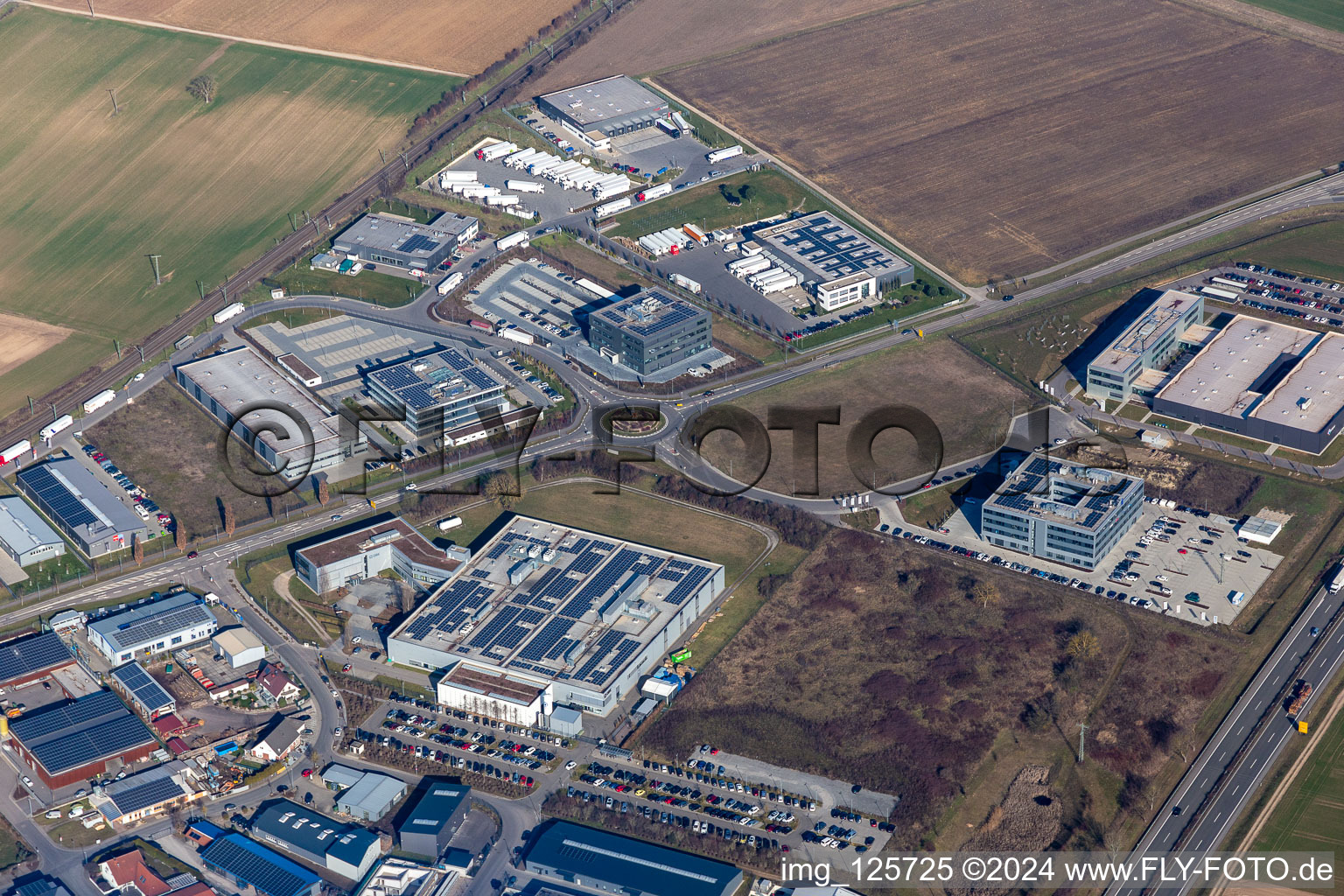 Vue aérienne de Zone industrielle Nord avec ITK Engineering, DBK, MTS Group à Rülzheim dans le département Rhénanie-Palatinat, Allemagne