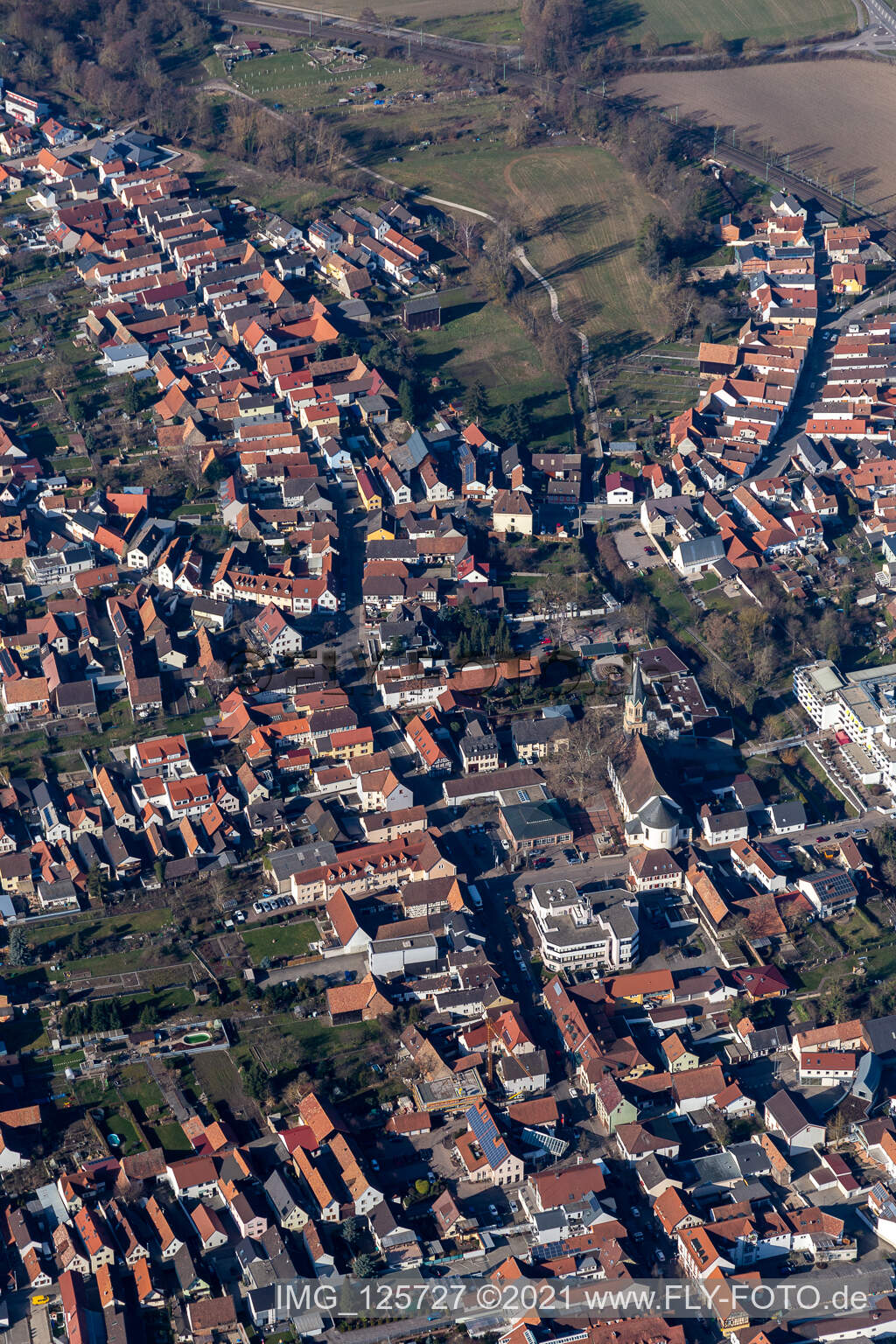 Vue aérienne de Rue du milieu à Rülzheim dans le département Rhénanie-Palatinat, Allemagne