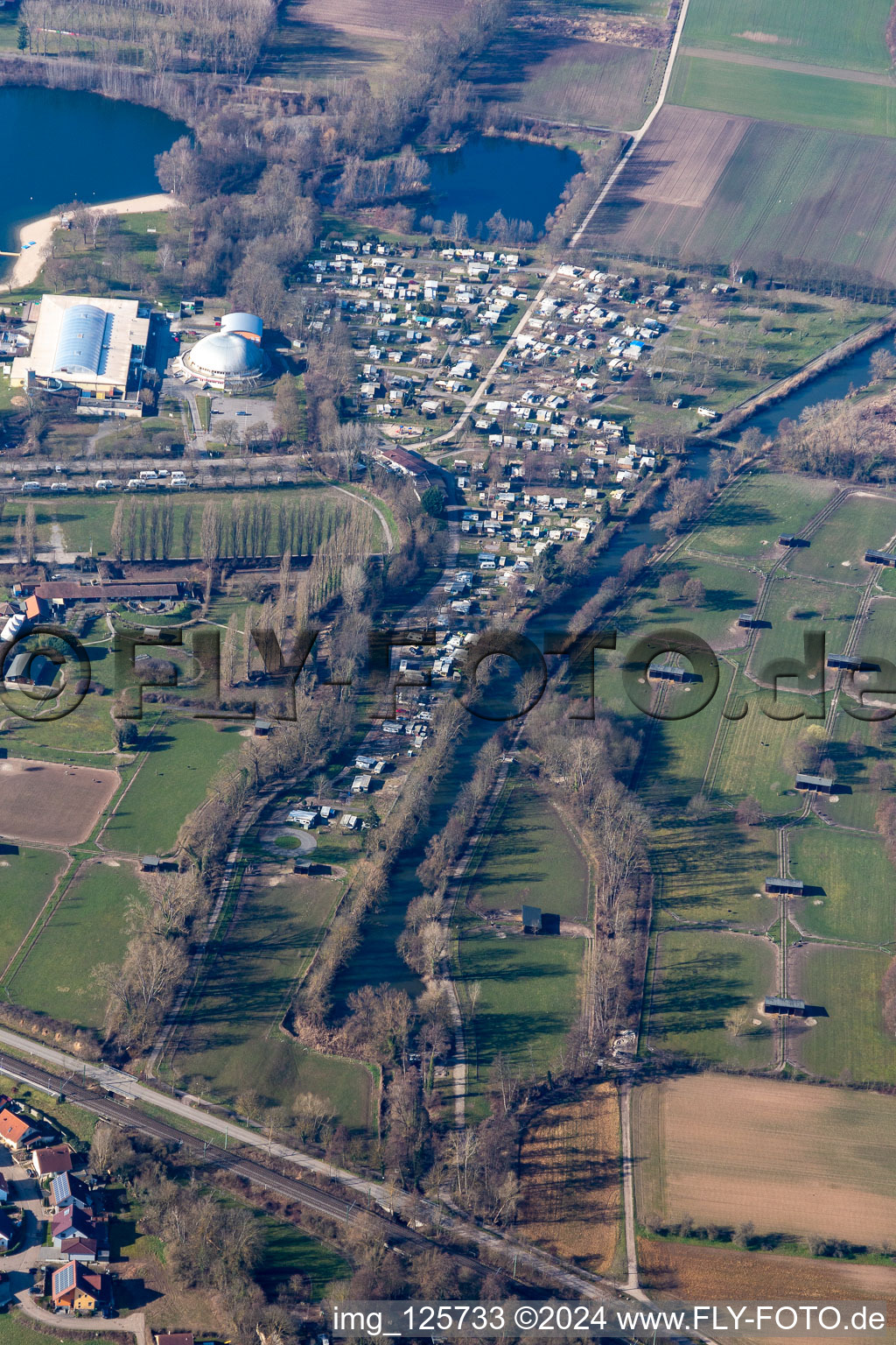 Vue aérienne de Camping Rülzheim entre Dampfnudel et la ferme d'autruches de Mhou à Rülzheim dans le département Rhénanie-Palatinat, Allemagne