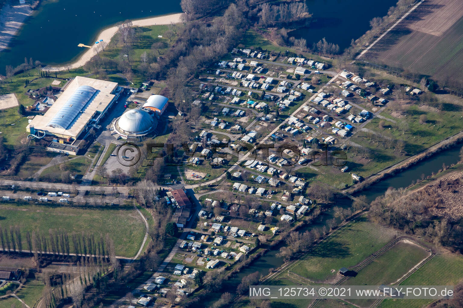 Vue aérienne de Base de loisirs - Parc d'attractions et camping Mobydick Rülzheim à Rülzheim dans le département Rhénanie-Palatinat, Allemagne