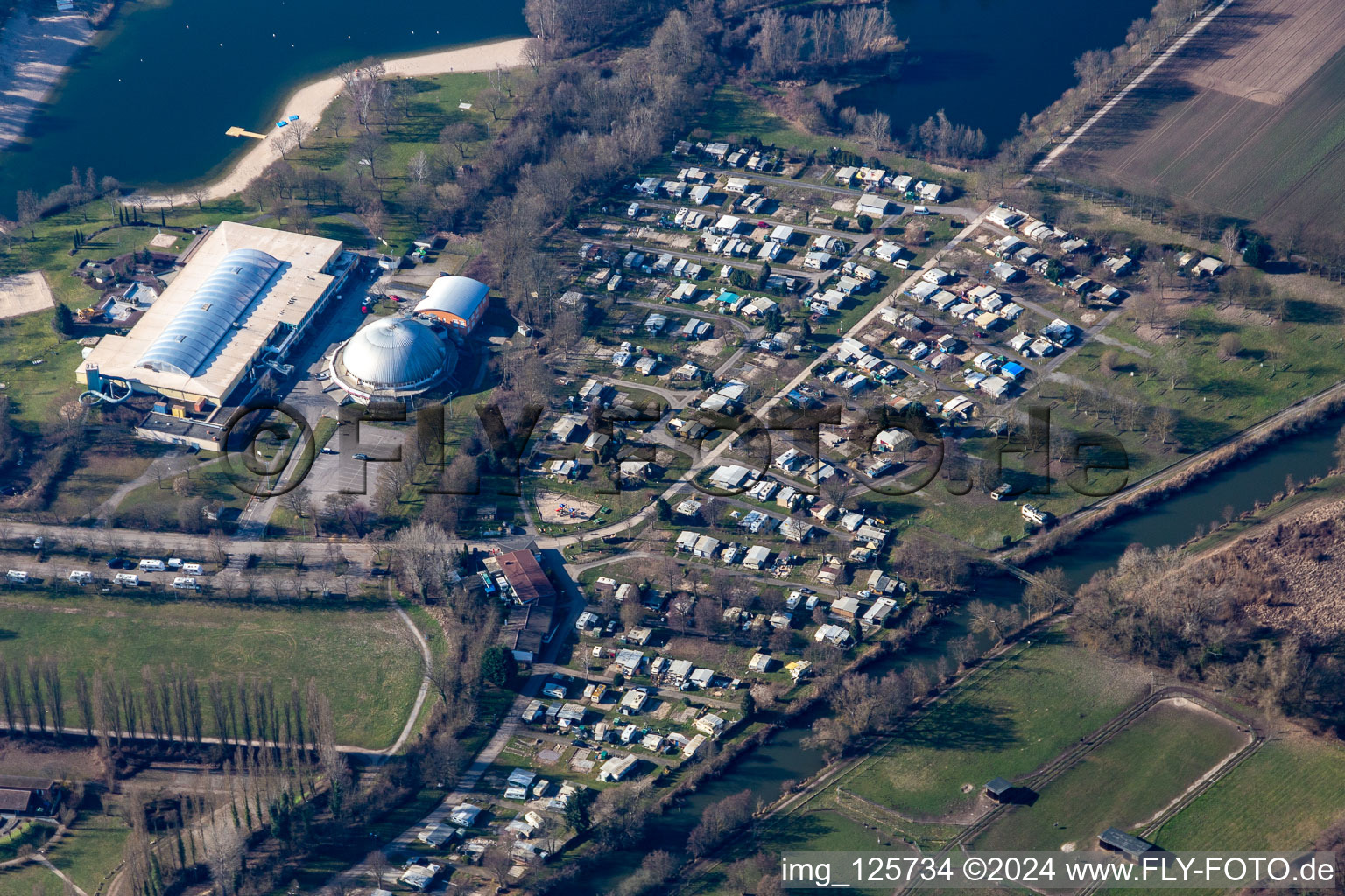 Vue aérienne de Base de loisirs - Parc d'attractions et camping Mobydick Rülzheim à Rülzheim dans le département Rhénanie-Palatinat, Allemagne