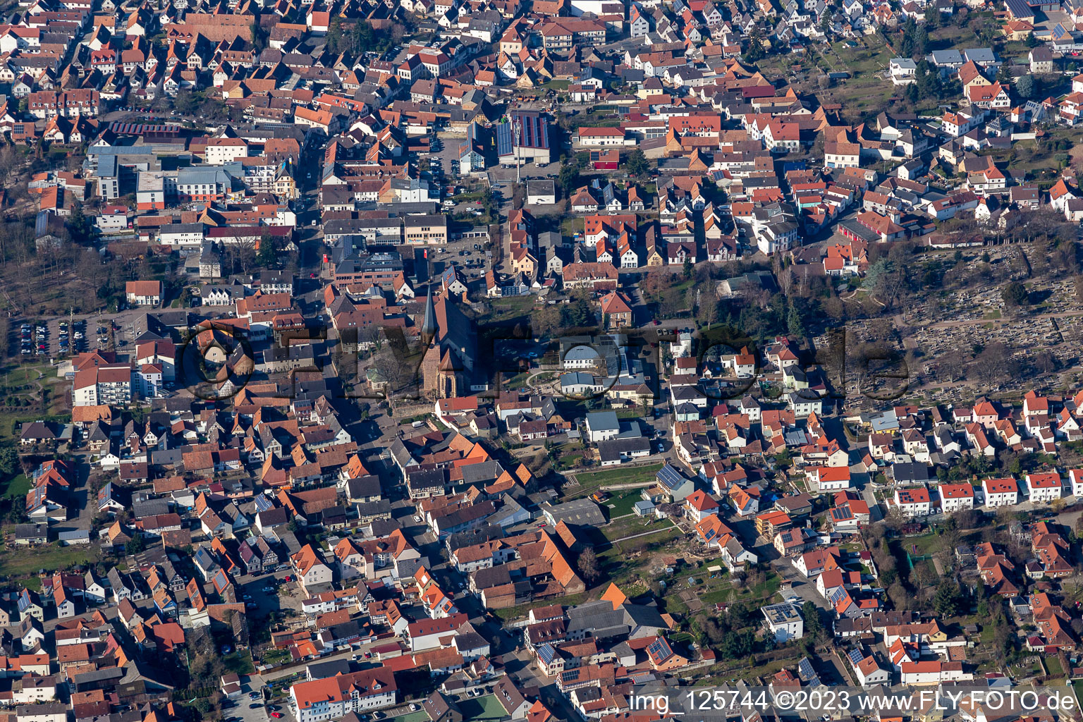 Vue aérienne de Église catholique Sainte-Marie de l'Assomption à le quartier Herxheim in Herxheim bei Landau dans le département Rhénanie-Palatinat, Allemagne