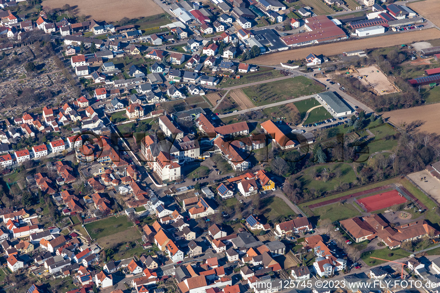 Vue aérienne de Abbaye Saint-Paul à le quartier Herxheim in Herxheim bei Landau dans le département Rhénanie-Palatinat, Allemagne