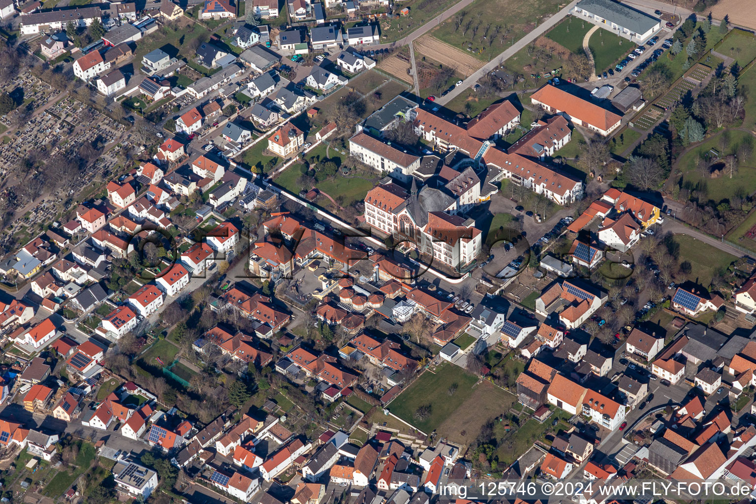 Vue aérienne de Ensemble immobilier de la St. Paulus Stift - Jacob-Friedrich-Bussereau-Stiftung (Palatinat) à le quartier Herxheim in Herxheim bei Landau dans le département Rhénanie-Palatinat, Allemagne