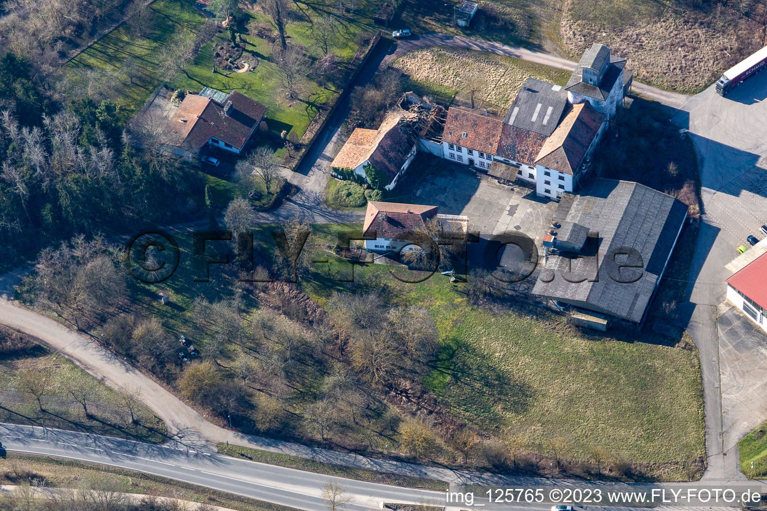 Vue aérienne de Ancien moulin sur le Klingbach à le quartier Herxheim in Herxheim bei Landau dans le département Rhénanie-Palatinat, Allemagne