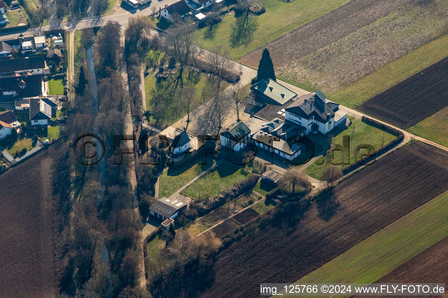 Vue aérienne de Chapelle de Schoenstatt et centre de Schoenstatt "Marienpfalz" et aire de jeux au centre (Palatinat) à le quartier Herxheim in Herxheim bei Landau dans le département Rhénanie-Palatinat, Allemagne