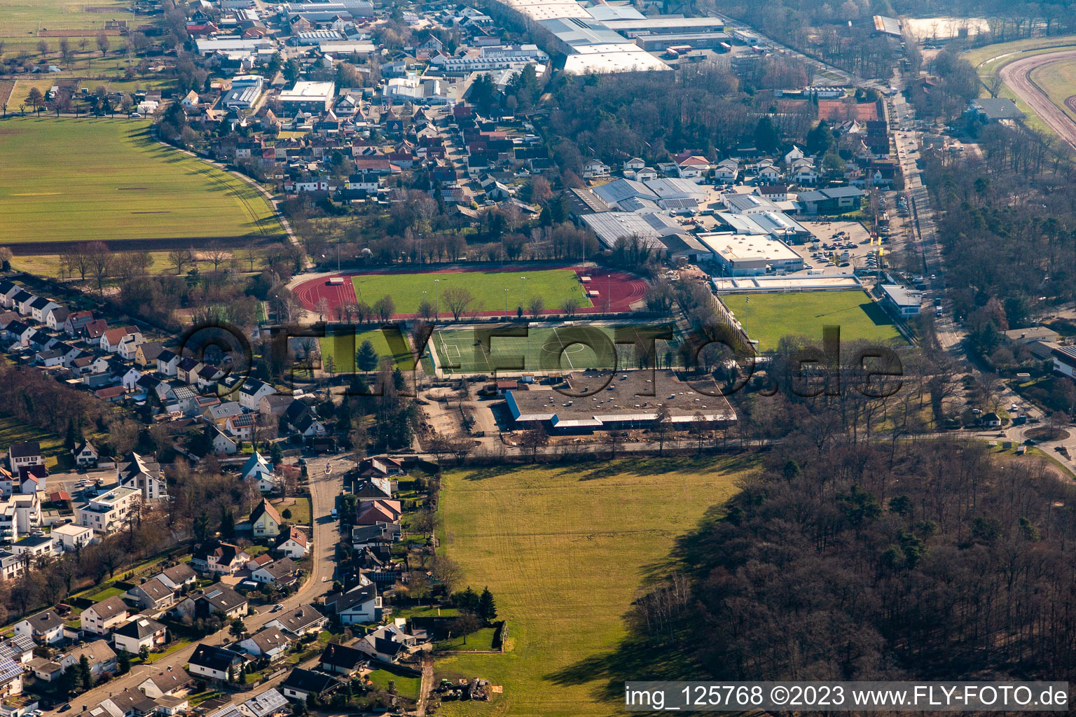 Vue aérienne de Terrains de sport à le quartier Herxheim in Herxheim bei Landau dans le département Rhénanie-Palatinat, Allemagne