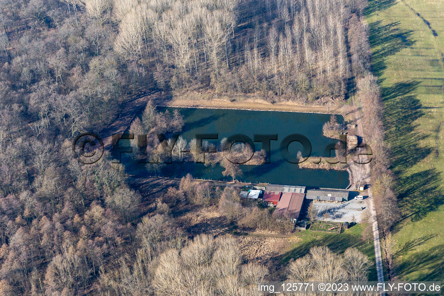 Vue aérienne de Barrage d'étang de pêche à le quartier Herxheim in Herxheim bei Landau dans le département Rhénanie-Palatinat, Allemagne