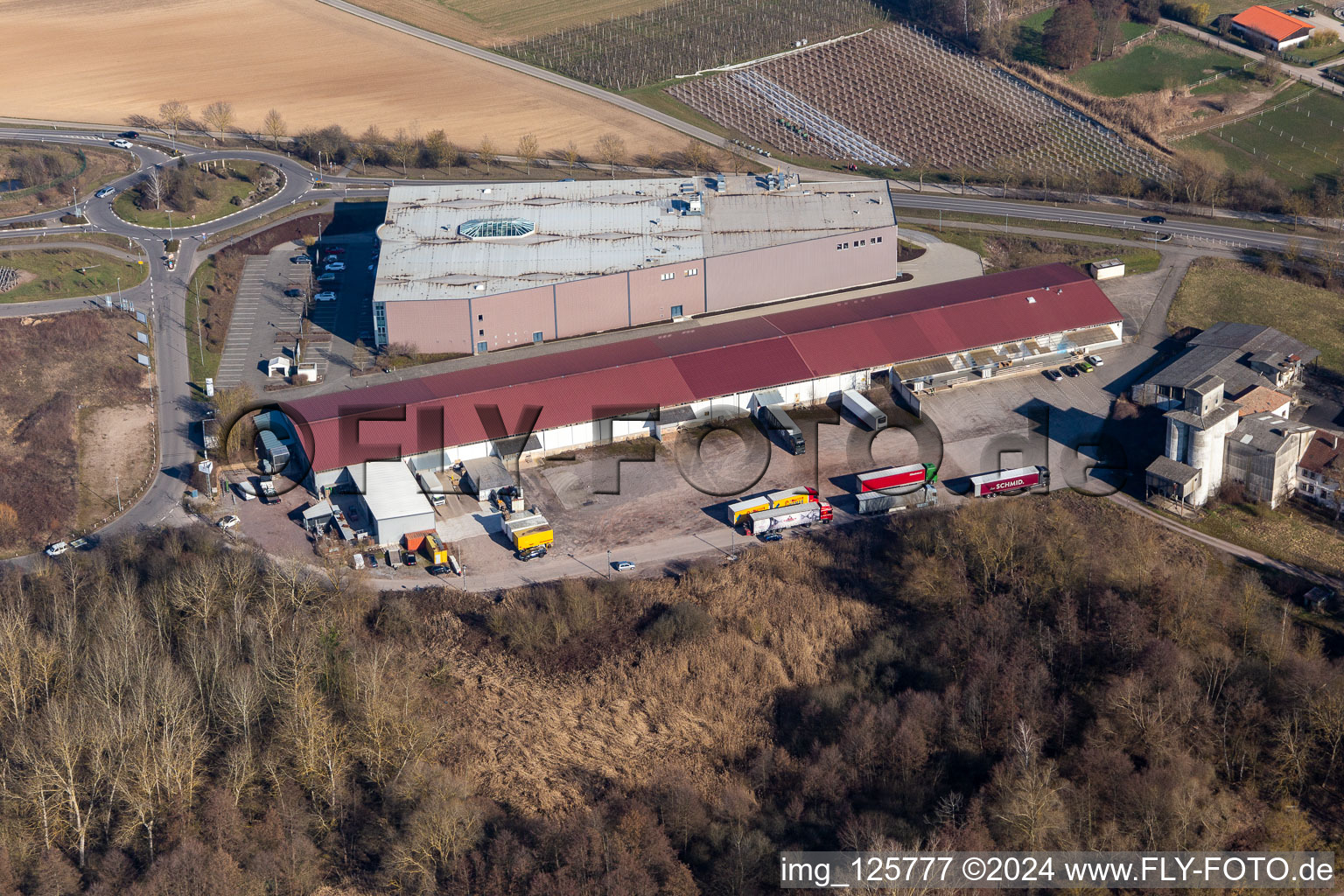 Vue aérienne de Zone commerciale et établissement d'entreprise, parc commercial W 1 avec société de transport NUSS et magasin de meubles Weber (Palatinat) à le quartier Herxheim in Herxheim bei Landau dans le département Rhénanie-Palatinat, Allemagne