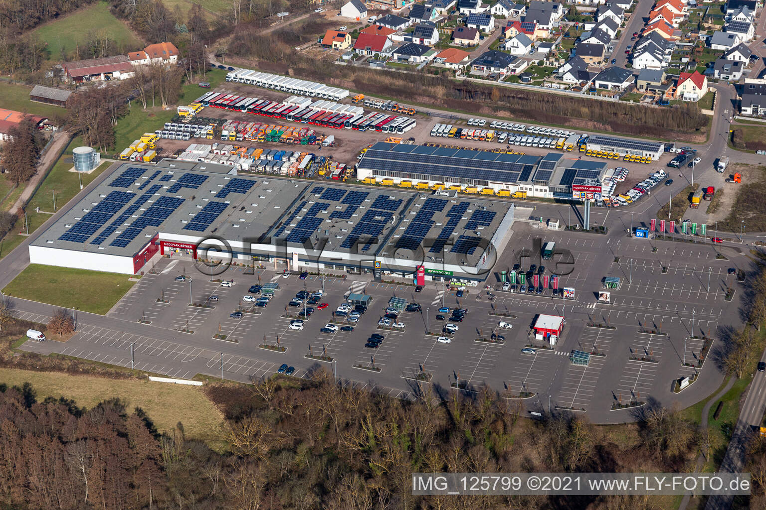 Vue aérienne de Zone commerciale sud avec le vendeur Engel & Engel GmbH DHL-Parcel-Transporter, Südpfalz Center, Wasgau Frischemarkt Rohrbach et MODEPARK RÖTHER à Rohrbach dans le département Rhénanie-Palatinat, Allemagne