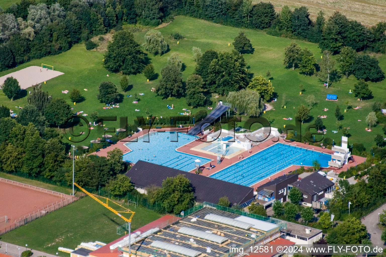 Vue aérienne de Piscine extérieure à le quartier Offenbach in Offenbach an der Queich dans le département Rhénanie-Palatinat, Allemagne