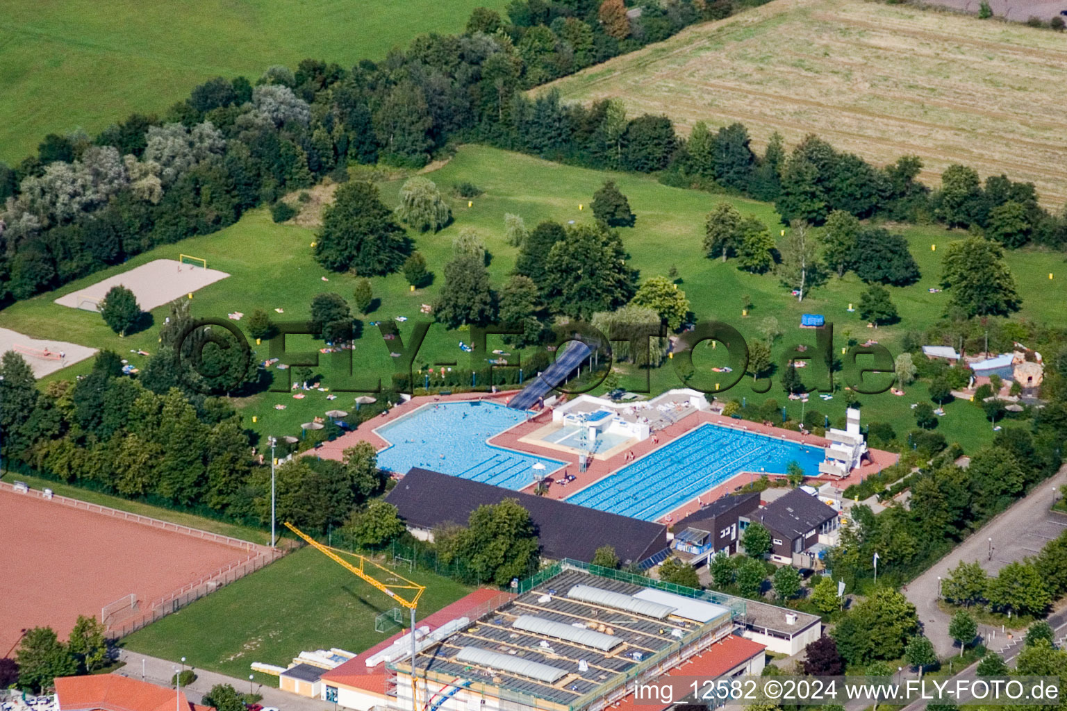 Vue aérienne de Piscine extérieure à Offenbach an der Queich dans le département Rhénanie-Palatinat, Allemagne