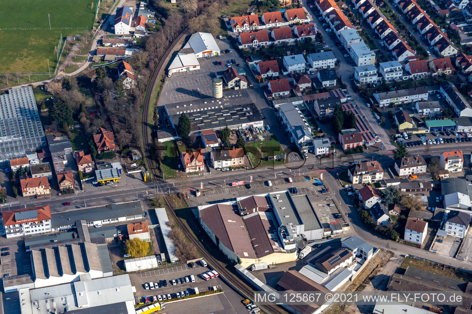 Vue aérienne de Zone commerciale et implantation d'entreprises sur l'ancien site Promarkt, Rabensteinerweg à Speyer dans le département Rhénanie-Palatinat, Allemagne