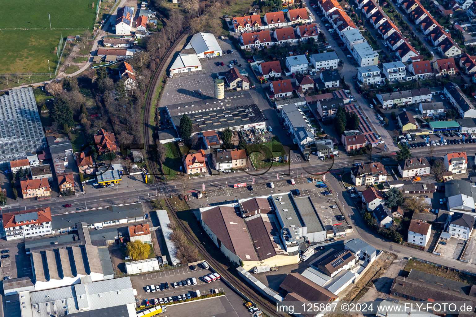 Vue aérienne de Zone commerciale et implantation d'entreprises sur l'ancien site Promarkt, Rabensteinerweg à Speyer dans le département Rhénanie-Palatinat, Allemagne