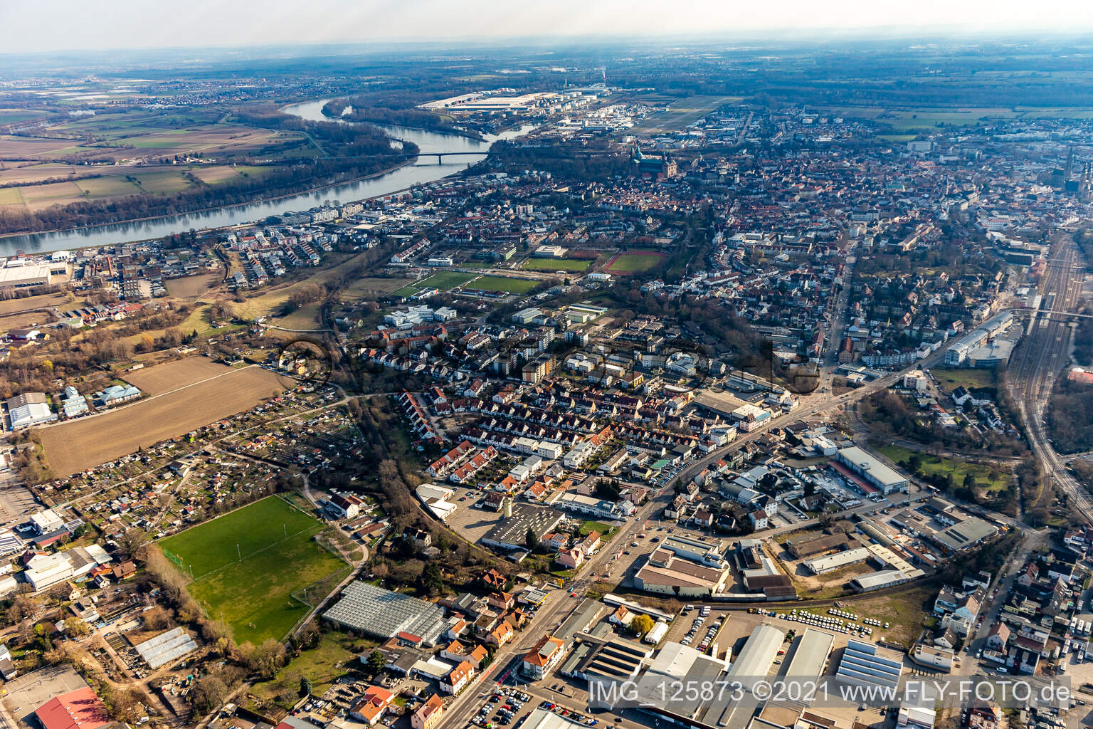 Vue aérienne de Vue sur la ville depuis les rives du Rhin à l'est jusqu'aux voies ferrées à l'ouest à Speyer dans le département Rhénanie-Palatinat, Allemagne