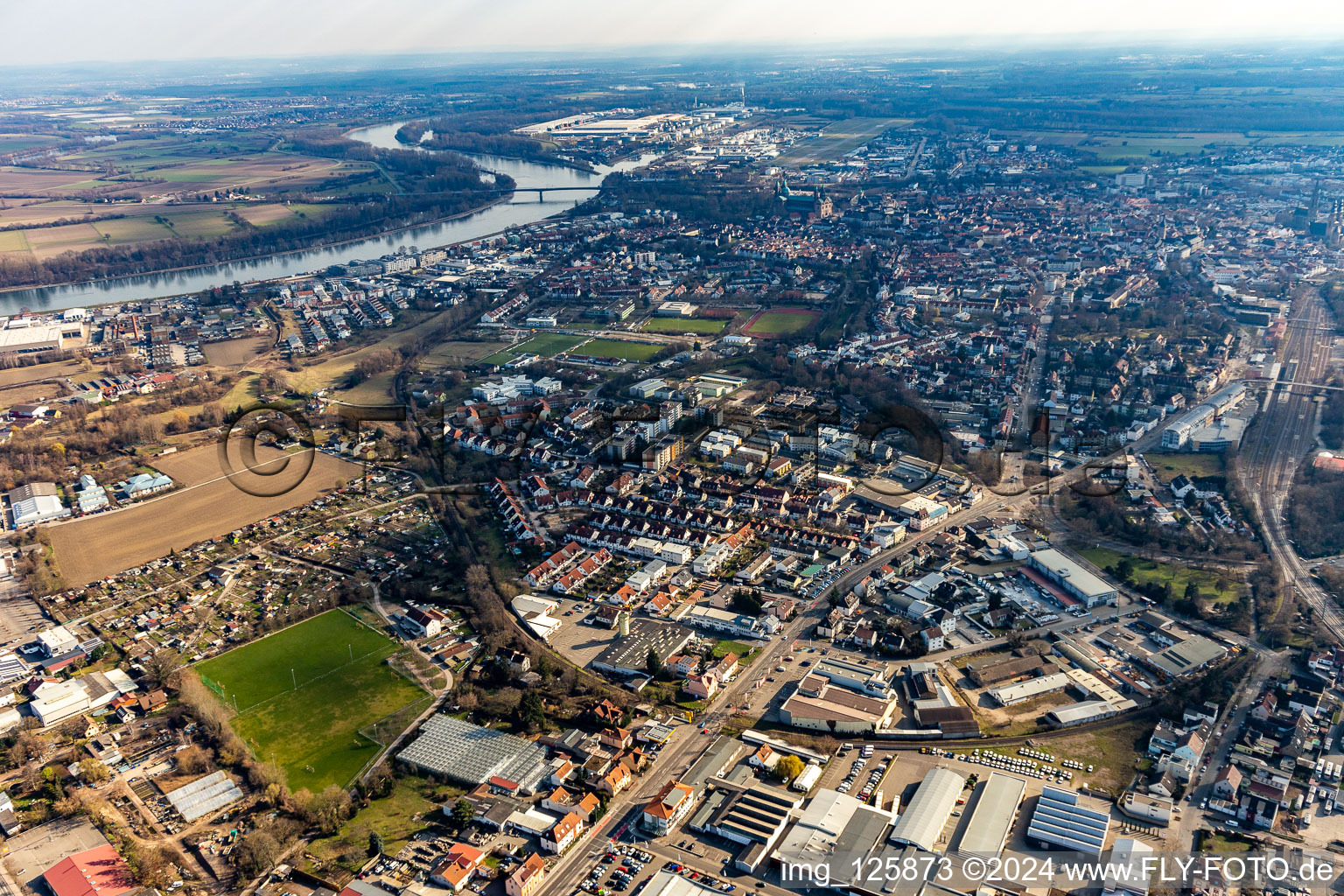 Vue aérienne de Vue sur la ville depuis les rives du Rhin à l'est jusqu'aux voies ferrées à l'ouest à Speyer dans le département Rhénanie-Palatinat, Allemagne