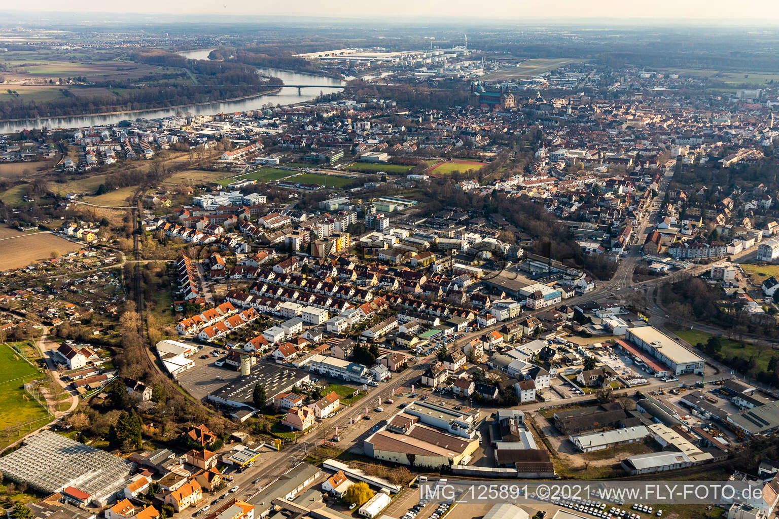 Vue aérienne de Vue sur la ville depuis les rives du Rhin à l'est jusqu'à la Wormser Landstrasse à l'ouest à Speyer dans le département Rhénanie-Palatinat, Allemagne