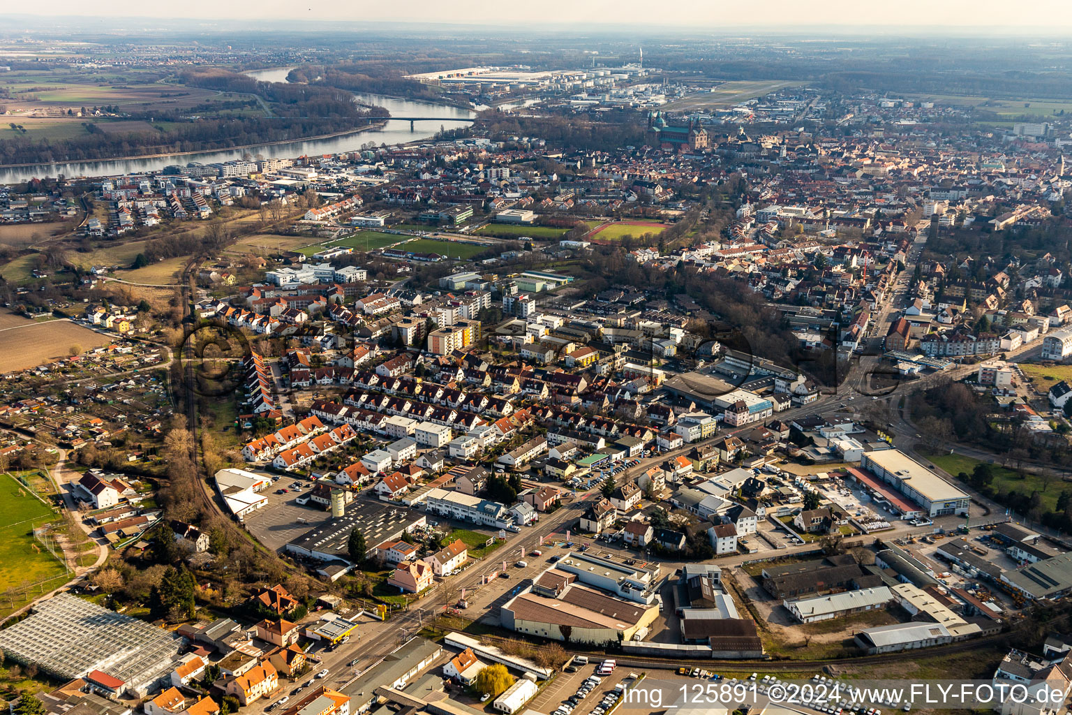 Vue aérienne de Vue sur la ville depuis les rives du Rhin à l'est jusqu'à la Wormser Landstrasse à l'ouest à Speyer dans le département Rhénanie-Palatinat, Allemagne