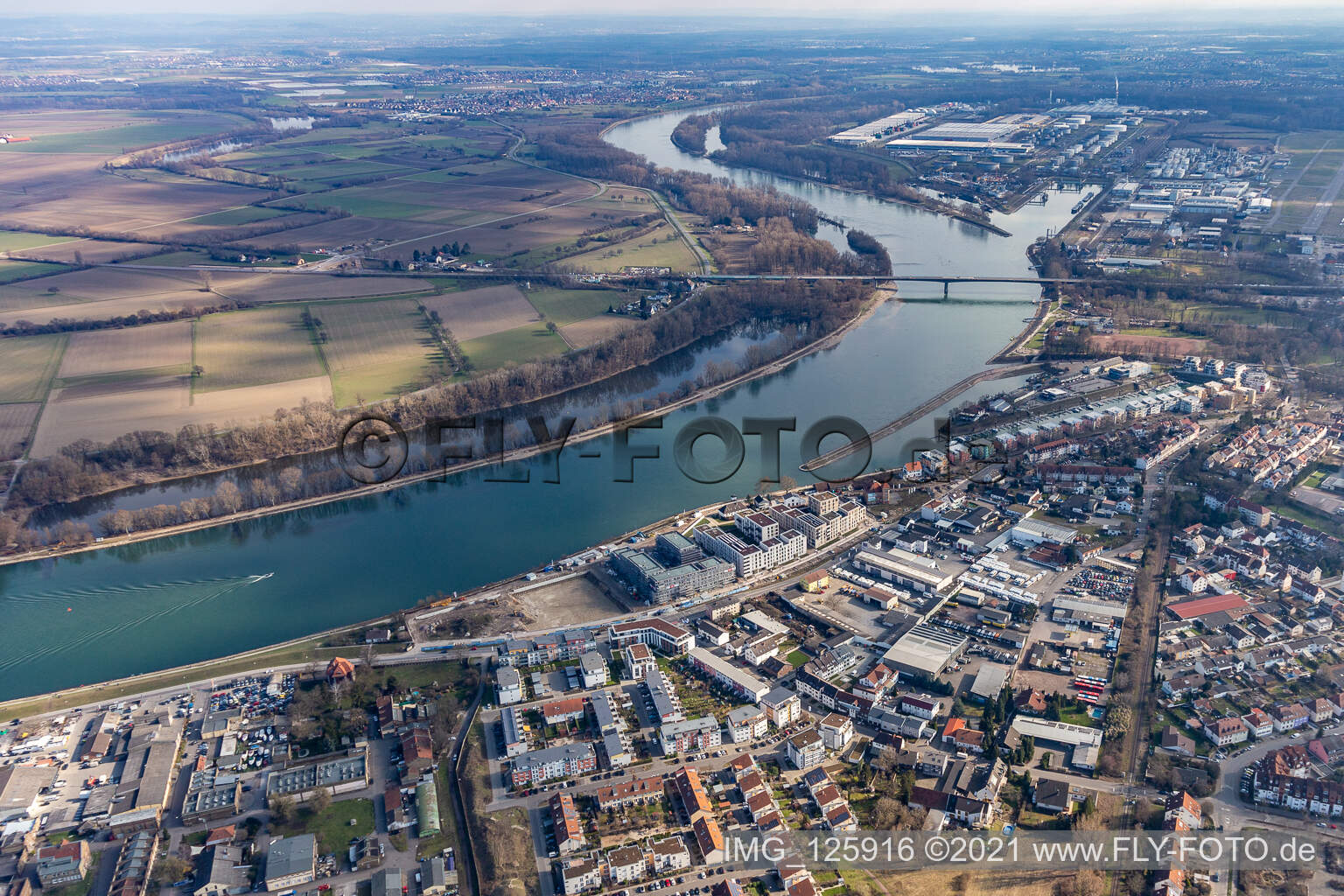 Vue aérienne de Chantier du complexe résidentiel de l'ancienne briqueterie au bord du Rhin à Speyer dans le département Rhénanie-Palatinat, Allemagne