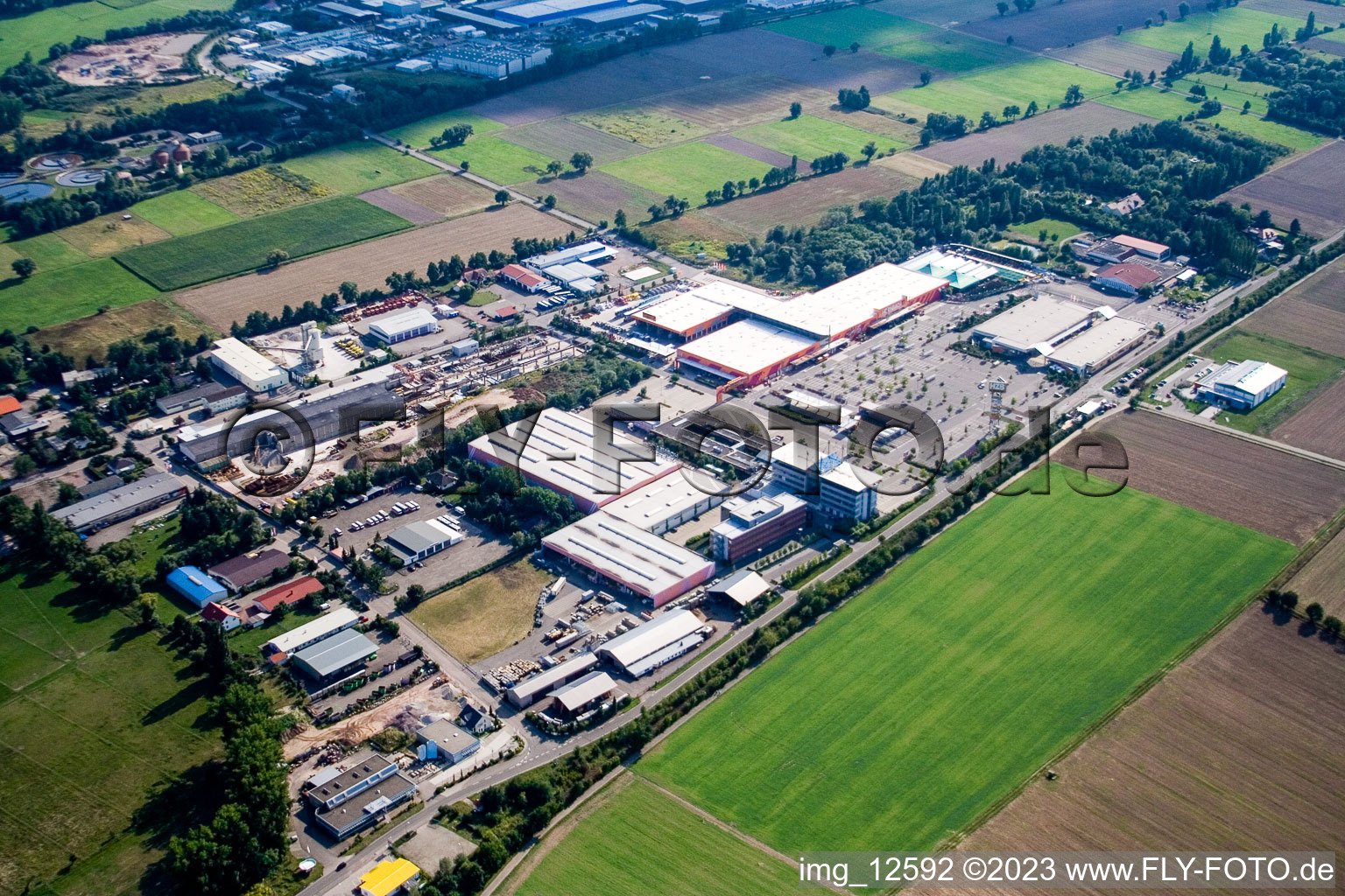 Vue aérienne de Zone industrielle de la Bruchwiesenstrasse avec quincaillerie Hornbach à le quartier Dreihof in Bornheim dans le département Rhénanie-Palatinat, Allemagne