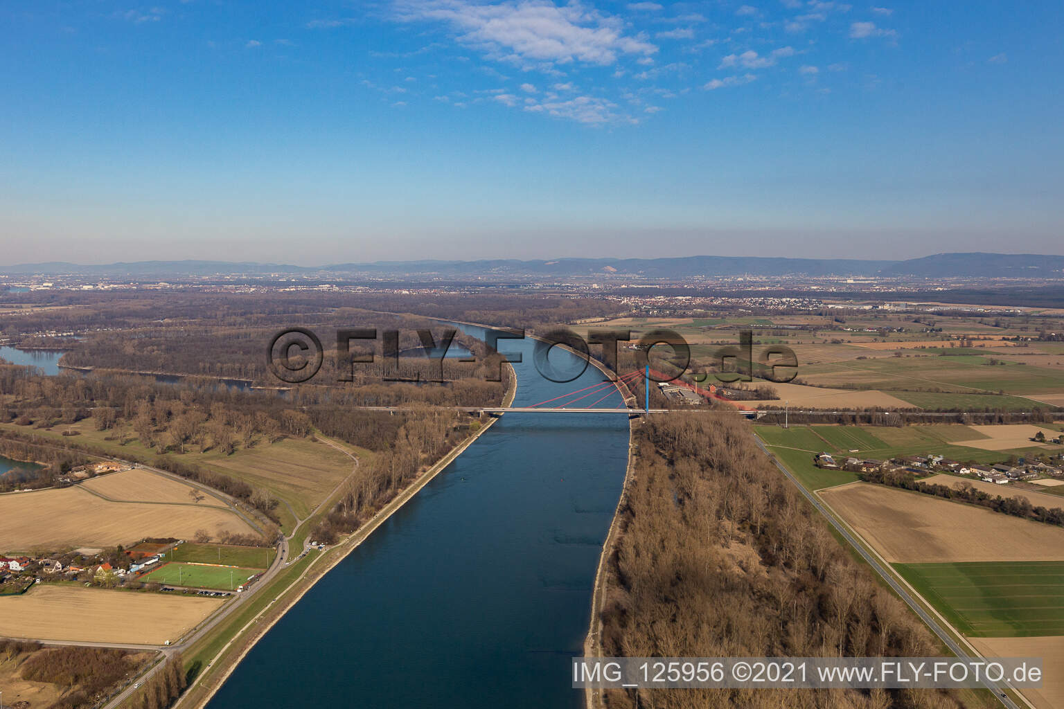 Vue aérienne de Zones riveraines au bord du Rhin avec pont sur l'autoroute A61 à Speyer dans le département Rhénanie-Palatinat, Allemagne