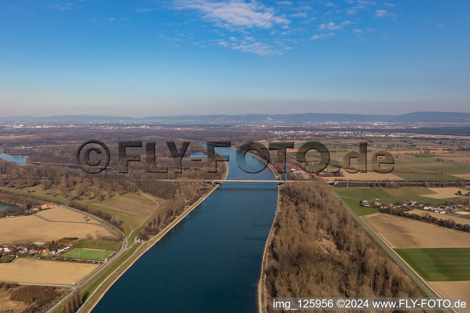 Vue aérienne de Zones riveraines au bord du Rhin avec pont sur l'autoroute A61 à Speyer dans le département Rhénanie-Palatinat, Allemagne